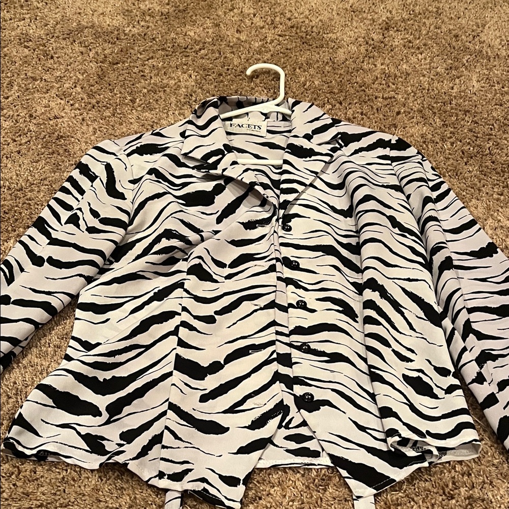 Facets Y2K zebra print  Pretty cream and black top